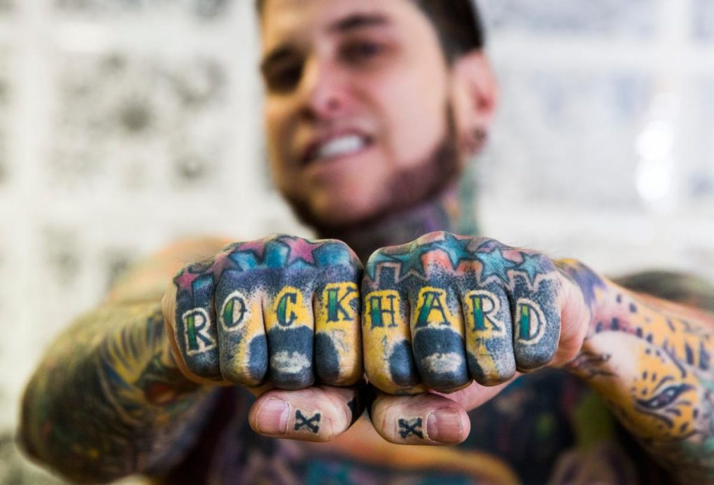 first_image_s8a5895_f_0